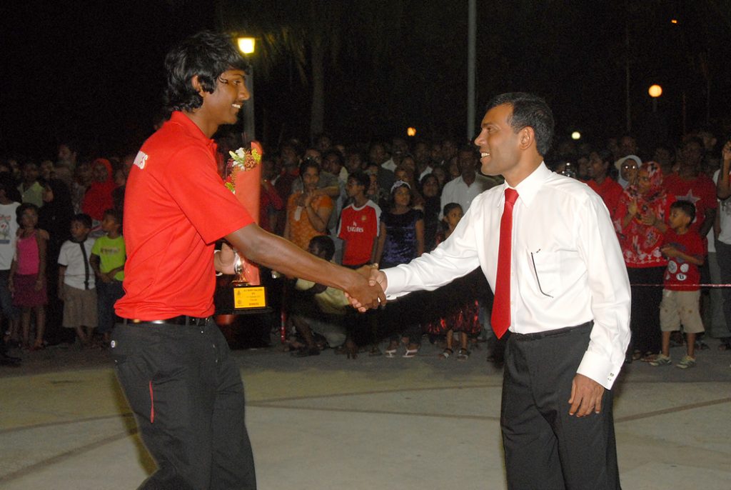 Hassan Ibrahim greets M Nasheed - Cricket Maldives