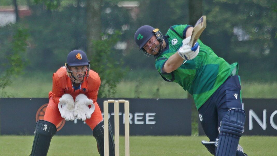 Paul Stirling takes on the Dutch bowling (Sander Tholen)